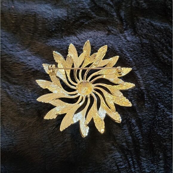 Gold plated flower brooch  - Picture 3 of 5